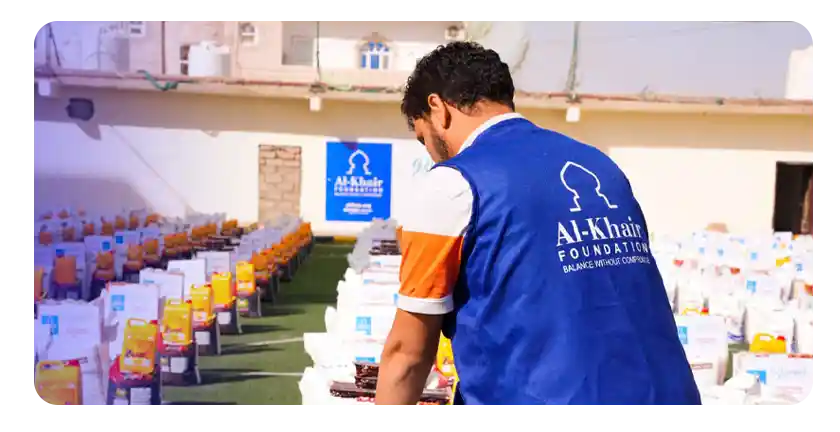 توزيع سلال غذائية على النازحين في اليمن مع قدوم رمضان